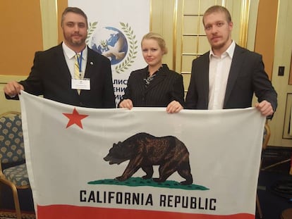 El representante de Yes California Independence Campaign (izquierda), Louis J. Marinelli, con organizadores del foro en una imagen de su cuenta de Twitter. 