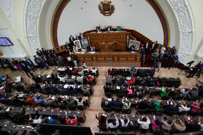 Los legisladores de la Asamblea Nacional durante la votación para aprobar un proyecto de ley para regular las ONG y las organizaciones sin fines de lucro, en el Congreso de Caracas, Venezuela, el 15 de agosto de 2024.