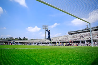 González calienta en el Estadio Olímpico Universitario antes de un partido contra Mazatlán, en julio de 2023 en Ciudad de México.
