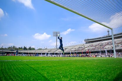 González calienta en el Estadio Olímpico Universitario antes de un partido contra Mazatlán, en julio de 2023 en Ciudad de México.