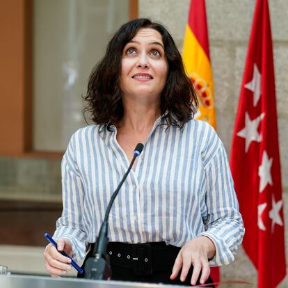 La presidenta de la Comunidad de Madrid en funciones, Isabel Díaz Ayuso, interviene en la rueda de prensa posterior a la reunión del Consejo de Gobierno regional, a 12 de mayo de 2021, en Madrid (España). Este miércoles se ha reunido el Consejo de Gobierno de la Comunidad de Madrid por primera vez tras terminar el segundo estado de alarma. En Madrid, el final de este ‘paraguas’ jurídico se ha traducido en la eliminación del toque de queda y en el retraso del cierre de la hostelería. Durante su comparecencia, Ayuso ha afirmado que pedirá al Grupo Popular en la Asamblea proponer una comisión de investigación para analizar el tránsito del Aeropuerto de Barajas y su relación con la pandemia.
12 MAYO 2021;AYUSO;RUEDA DE PRENSA;CONSEJO DE GOBIERNO
A. Pérez Meca / Europa Press
12/05/2021