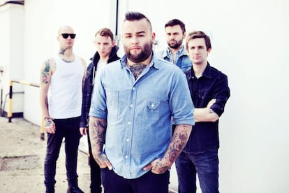 Gallows es una banda nacida en Watford, Inglaterra, en 2005. Con dos álbumes a sus espaldas, el año pasado se vieron obligados a frontar una nueva etapa por la marcha de su cantante, Frank Carter. El sustituto es Wade MacNeil, ex de Alexisonfire. Actúan en el Robin Gibb a las 22.50.