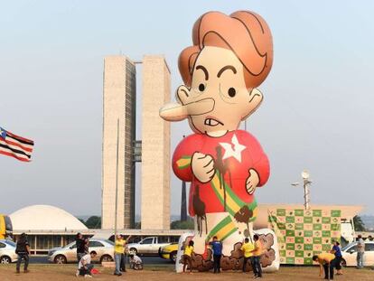 Boneco infl&aacute;vel da presidenta Dilma Rousseff em frente ao Congresso. 