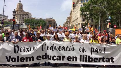 Cabecera de la manifestación en Barcelona contra las acusaciones de adoctrinamiento a maestros catalanes.