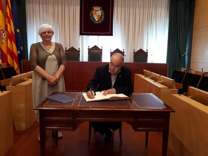 El conseller d'Ensenyament, Josep Bargalló, signa aquest dilluns el llibre d'honor de l'Ajuntament de Badalona, acompanyat de la seva alcaldessa, Dolors Sabater.