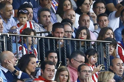 Simeone sigue el encuentro desde la grada del Calder&oacute;n. 