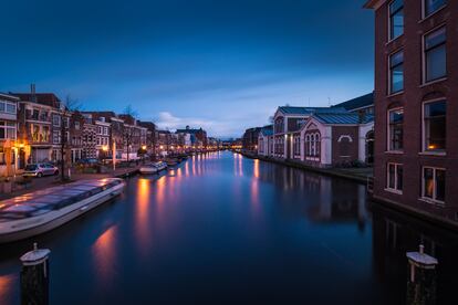 Atardecer en Leiden. Esta ciudad holandesa empezó con un programa de apagados selectivo que les permitió comprobar si la falta de iluminación nocturna se traducía, como auguraban algunos expertos, en un incremento de la criminalidad. 