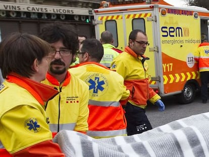 MIembros del SEM atienden a un herido en la Rambla de Catalunya de Barcelona.
