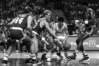 Ainge, Bird, Johnson y Parish rodean a Petrovic en el Madrid-Boston Celtis de 1988 en el Palacio