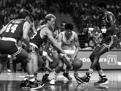 Ainge, Bird, Johnson y Parish rodean a Petrovic en el Madrid-Boston Celtis de 1988 en el Palacio