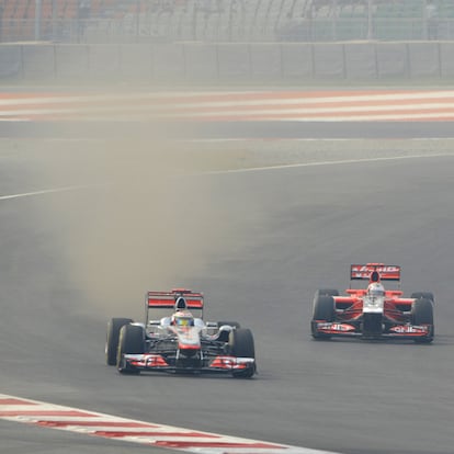 El polvo fue uno de los grandes protagonistas en la primera visita del 'Gran Circo' a la India, como demuestra la estela que levanta el británico Jenson Button en este adelantamiento.