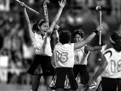 El euqipo español de hockey celebra una victoria en Barcelona 92.