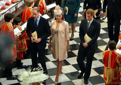 Los duques de Cambridge y el príncipe Enrique, en la abadía de Westminster, el 4 de junio de 2013.