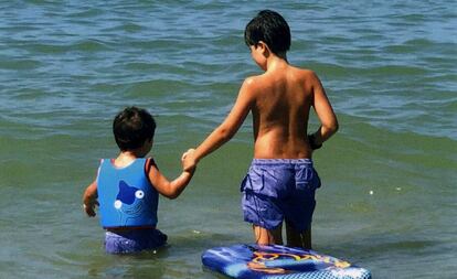 Otto, derecha, junto a su hermano pequeño, Alejo, en el mar.