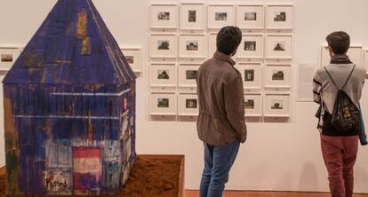 Unas personas contemplan la obra de William Christenberry en el Centro José Guerrero de Granada.