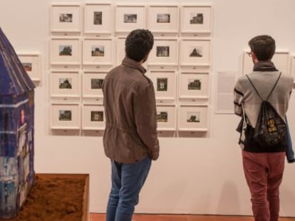 Unas personas contemplan la obra de William Christenberry en el Centro Jos&eacute; Guerrero de Granada.