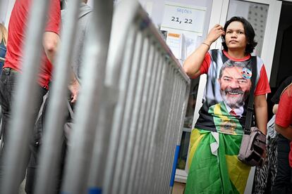 Una votante ejerce su derecho al voto en la Casa de Brasil, en Madrid, este domingo.