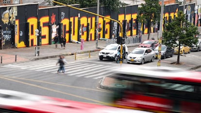 Mural en honor a las madres buscadoras de la comuna 13, en la calle 45 en Bogot.