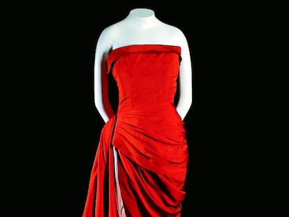 Vestido de seda de noche de Elsa Schiaparelli (1955).