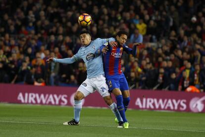 Neymar disputa un balón con el jugador del Celta Fecund Roncaglia.