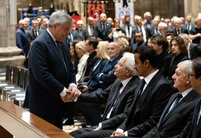 El ministro de Asuntos Exteriores de Italia, Antonio Tajani (a la izquierda), saluda al presidente de la República, Sergio Mattarella.