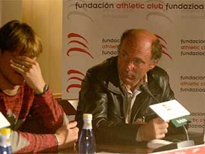 Gurpegui, emocionado, junto a Sabino Padilla, ayer en rueda de prensa.