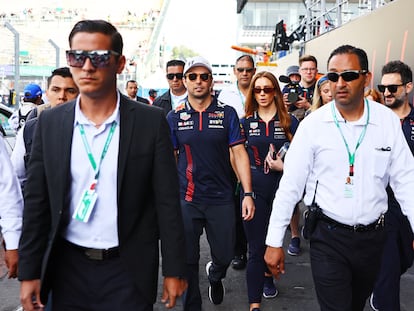 Checo Pérez, su asistente Alice Hedworth y dos guardaespaldas se abren paso en el Autódromo Hermanos Rodríguez, durante el Gran Premio de México.