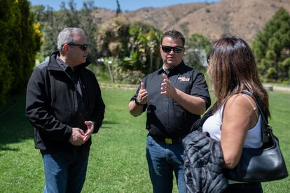 Representantes del Chile California Council y CAL FIRE durante su visita al Jardín Botánico de Viña del Mar, a casi un año del incendio. 