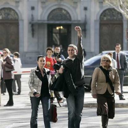 Arnaldo Otegi saluda puño en alto al llegar, flanqueado por dos abogadas, a la Audiencia Nacional.