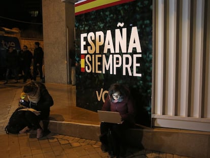 Periodistas en la puerta de la sede de Vox en Madrid.