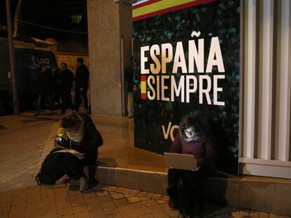 Periodistas en la puerta de la sede de Vox en Madrid.