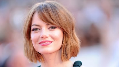 Emma Stone lució hace unos meses este tipo de peinado. El flequillo lateral y unas ondas casi imperceptibles lo hacen perfecto.