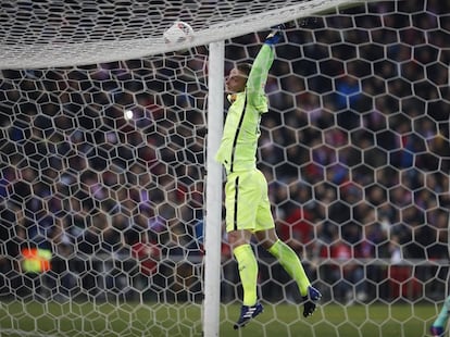 El portero del Barcelona Masip salta después de salir el balón fuera.