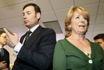 El secretario general del PSM, Tomás Gómez, junto a la presidenta regional, Esperanza Aguirre, en la presentación de un plan de inversiones.