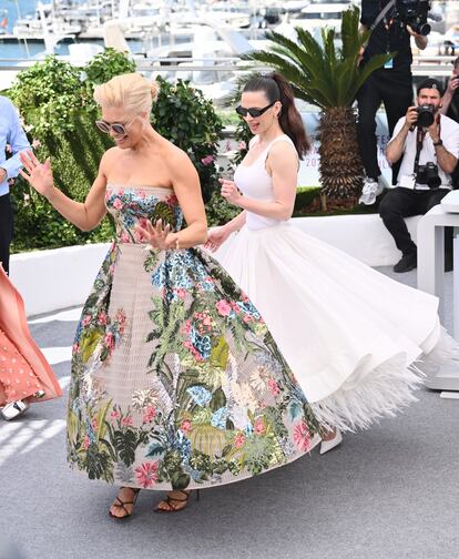 Hannah Waddingham y Hayley Atwell jugaron con el volumen de sus vestidos en la presentación de 'Mission: Impossible-The Final Reckoning'.