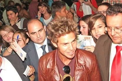 Juan Alfonso Baptista, en el centro, a su llegada al aeropuerto de Barajas (Madrid).