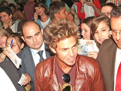 Juan Alfonso Baptista, en el centro, a su llegada al aeropuerto de Barajas (Madrid).
