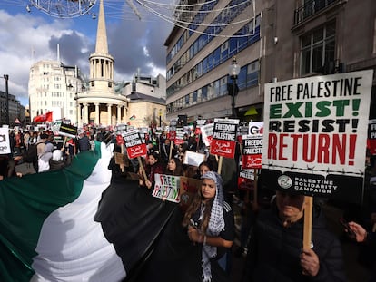 Manifestantes a favor de Palestina y contra los bombardeos de Israel en Gaza, este sábado, en Londres