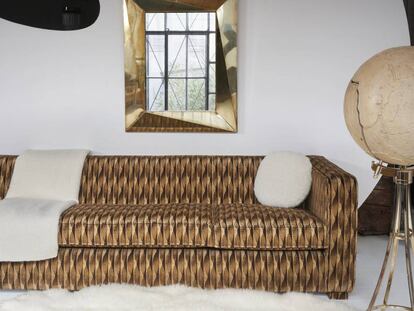 Sofá tapizado con tela Wood, que imita en terciopelo a la madera.