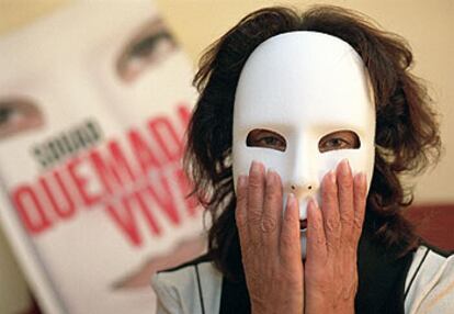 Souad, autora de <i>Quemada viva,</i> con una máscara para proteger su identiad.