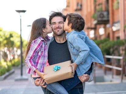 Lo habitual es que los niños pequeños regalen a su padre algo personalizado y creado por ellos mismos.