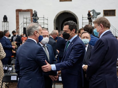 Moreno Bonilla, en el centro, saluda al lehendakari Iñigo Urkullu, en presencia de los presidentes de Ceuta, Melilla y Extremadura, este sábado en La Palma.