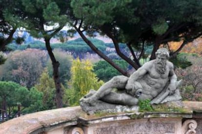 Una estatua en Villa Celimontana, un parque público en la colina de Celio de Roma.