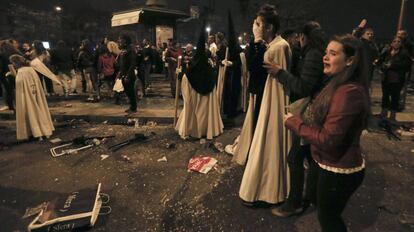 Nazarenos de La Esperanza de Triana, afectados tras una estampida en la Madrugá de Sevilla.
