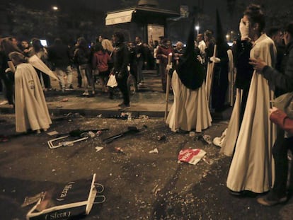 Nazarenos de La Esperanza de Triana, afectados tras una estampida en la Madrug&aacute; de Sevilla.