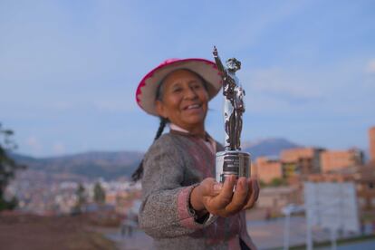 Guadalupe Cuba, madre de Marco Anatoni, sosteniendo el Astor de Oro que ganó en el Festival de Cine de Mar del Plata.