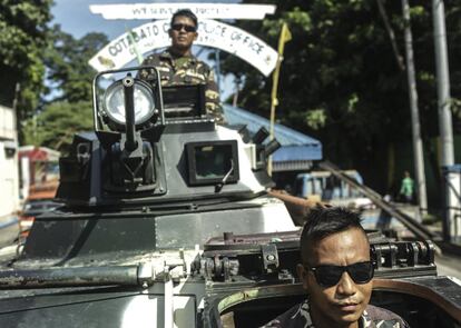 Soldados filipinos patrullan por una calle después de que el presidente del país, Rodrigo Duterte, declarara la Ley Marcial en la ciudad de Cotabato, en la isla de Mindanao.