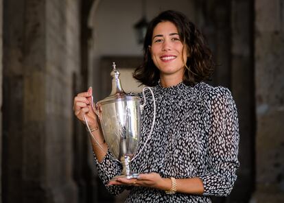 Garbiñe Muguruza posa con el trofeo de campeona de la Copa de Maestras en Guadalajara