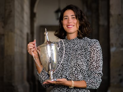 Garbiñe Muguruza posa con el trofeo de campeona de la Copa de Maestras en Guadalajara.