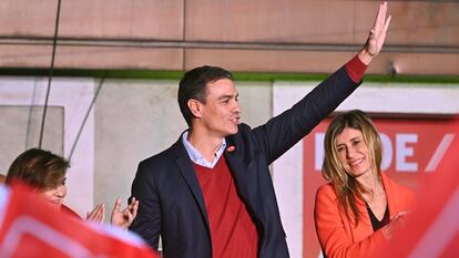 The leader of the PSOE Pedro Sánchez (c), his wife Begoña Gómez (d), and Carmen Calvo (i), in an image from 2019.